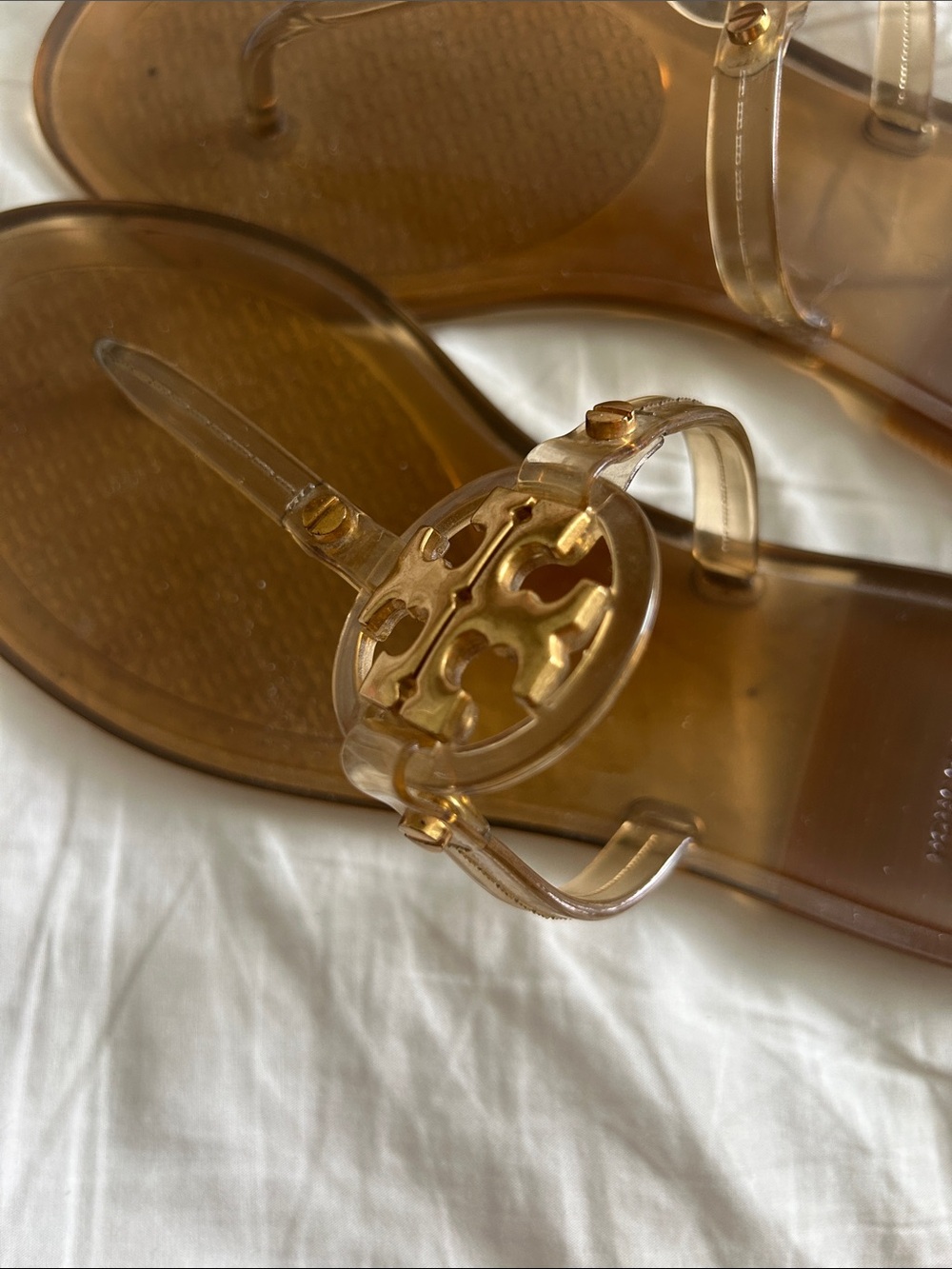 Tory Burch Amber Brown Logo Jelly Thong Sandals - Picture 5 of 5